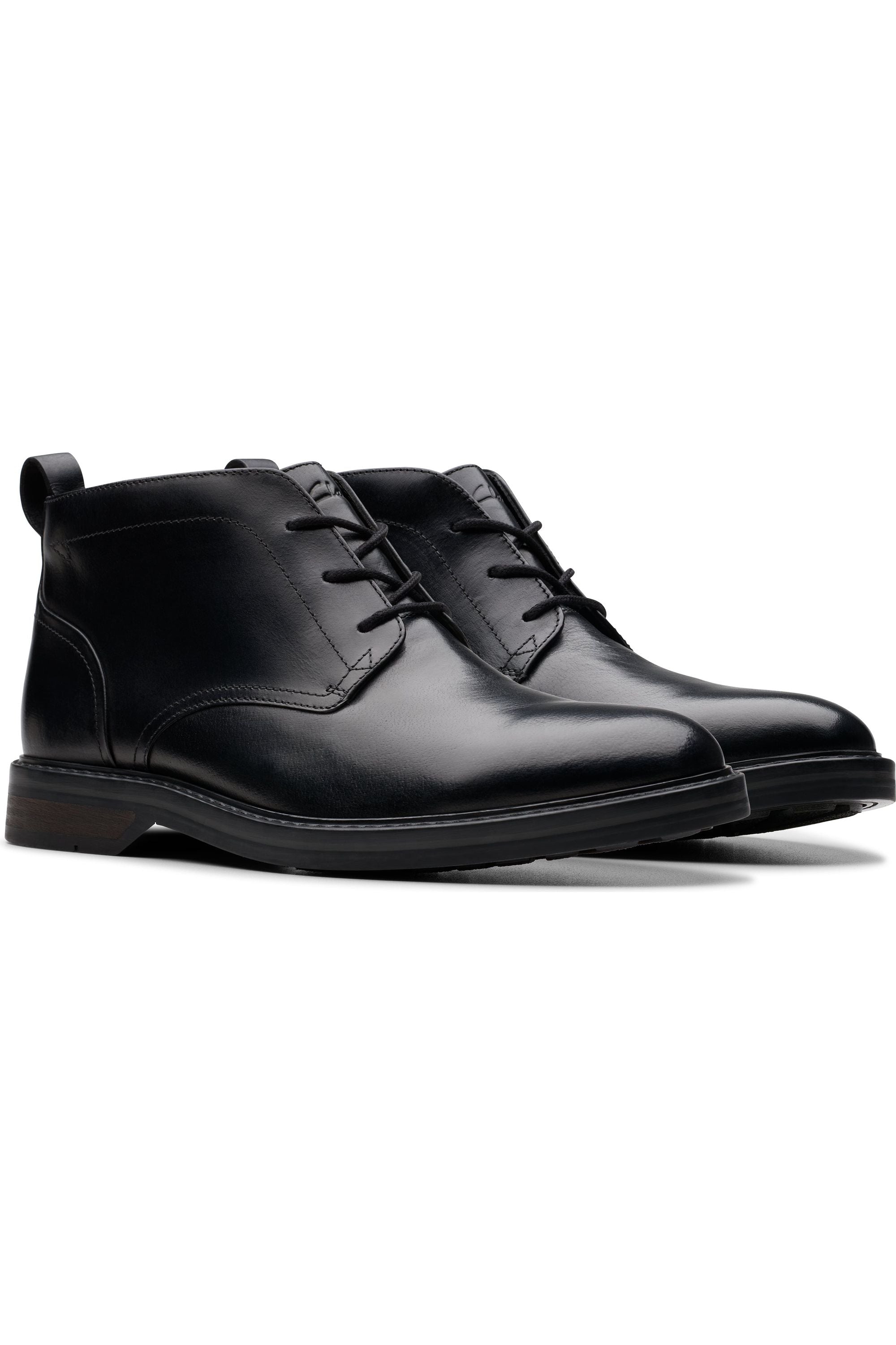 Clarks Aldwin Chukka boot in Black Leather