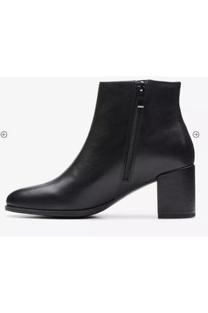 Clarks Freva55 Zip in black leather