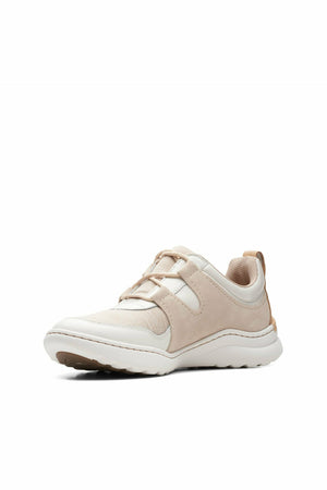 Koronkowe buty Clarks Teagan w kolorze Sand Combi