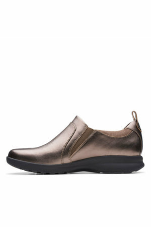 Clarks Un Adorn Zip pebble metallic